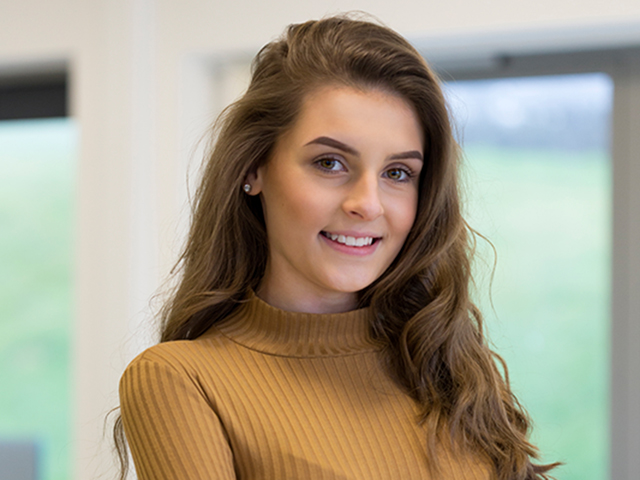 MODEL SPOTLIGHT – JENNI